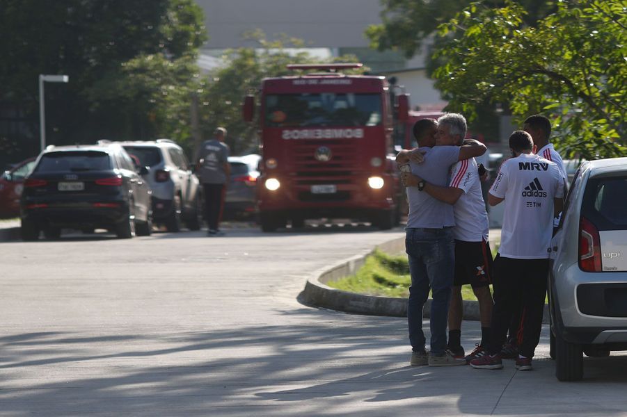 Partage:: Incendie meurtrier de Flamengo : le choc et les larmes - Actualités | DesRecherchesTV